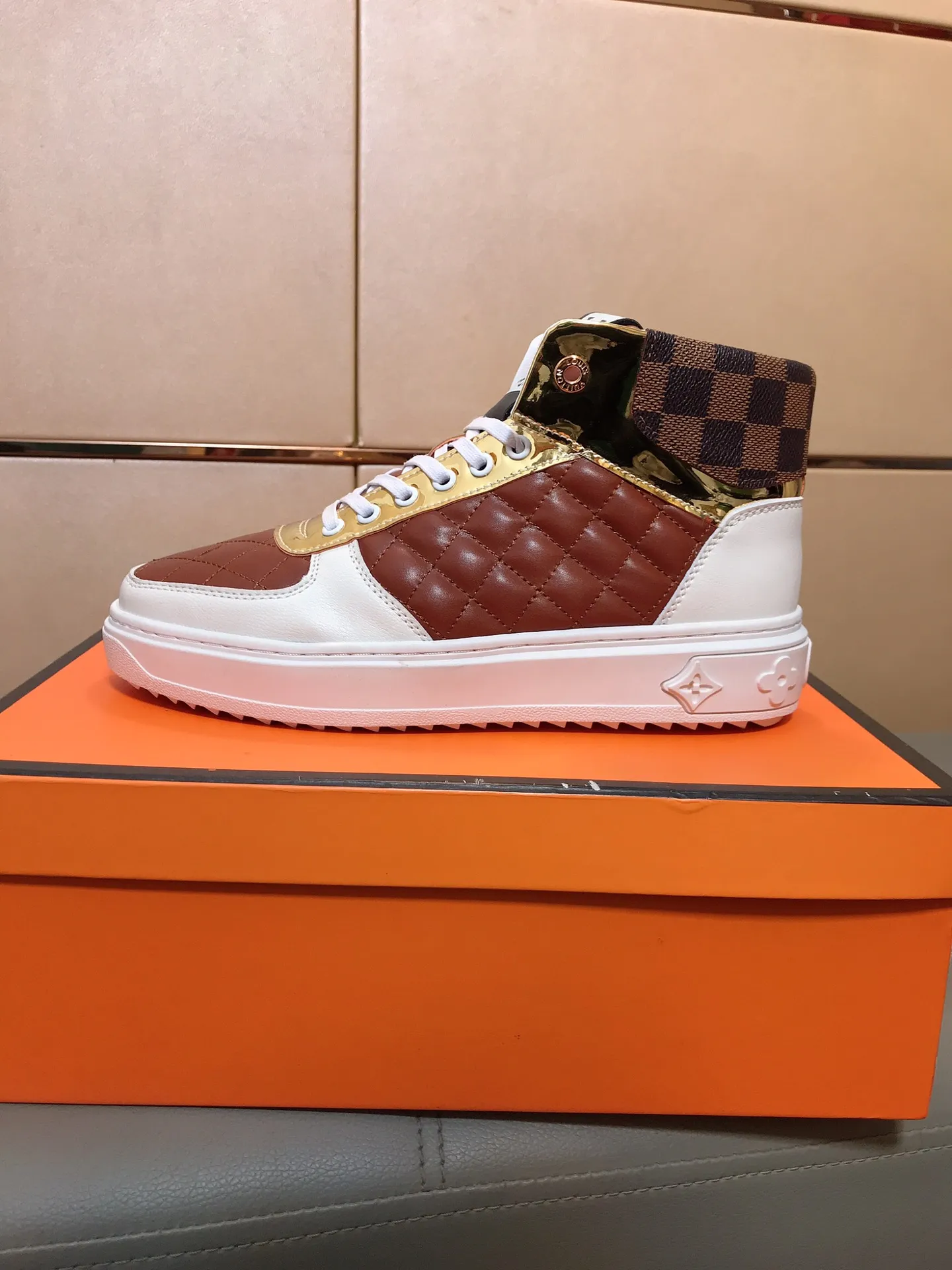 Factory price 400 👟👟🤝 (LV Louis Vuitton) New Korean style high-top casual shoes for men [Proud] hot style, imported cowhide with original printing, genuine leather lining, wear-resistant and non-slip rubber outsole. If you are still worried about wearing matching shoes, then these shoes are your best choice! Code number: 38-44